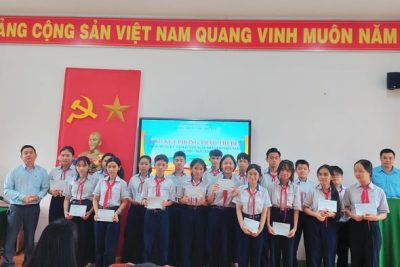 SÁNG NGÀY 24/11/2025 – TRƯỜNG THCS ĐỨC LÂN TRAO THƯỞNG CÁC TẬP THỂ VÀ HỌC SINH XUẤT SẮC 🌼 Hòa trong không khí thi đua lập thành tích chào mừng Ngày Nhà giáo Việt Nam 20/11, sáng nay trường THCS Đức Lân đã long trọng tổ chức lễ trao thưởng cho các lớp và các em học sinh đạt thành tích nổi bật trong đợt thi đua tuần 6–11 và vòng hoa điểm 10. 🏆 Kết quả thi đua khối lớp: 🥇 Giải Nhất: 7E, 9E, 9G 🥈 Giải Nhì: 6A 🥉 Giải Ba: 6C, 7D 🌟 Khen thưởng học sinh đạt nhiều điểm 10: Nhiều em đã nỗ lực không ngừng, mang về từ 3 đến 5 điểm 10 ở các môn học khác nhau. Tiêu biểu như: • Bùi Quang Thiên (9E) – 5 điểm 10 • Trần Thị Diễm My (9E), Đinh Việt Phú (9E), Trang Mỹ Linh (9G), Nguyễn Hoàng Phát (6A) – 4 điểm 10 Cùng rất nhiều em học sinh khác đạt thành tích cao trong học tập và rèn luyện. 🎉 Buổi trao thưởng không chỉ ghi nhận sự cố gắng của các em, mà còn lan tỏa tinh thần học tập tích cực trong toàn trường. Xin chúc mừng các tập thể lớp và tất cả các em học sinh được biểu dương hôm nay! Chúc các em tiếp tục giữ vững phong độ, tự tin – chủ động – sáng tạo trong hành trình học tập sắp tới.