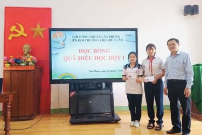 🌺🌺Nhà trường và Liên đội trường THCS Đức Lân phối hợp với Quỹ Học Bổng Hiếu Học của thầy Nguyễn Mậu Hưng trao tặng cho 2 em: Nguyễn Thị Ý Nhi 6B & Lê Thị Hồng Hạnh 7D mỗi xuất học bổng trị giá 1.000.000 đồng. Những xuất học bổng này có ý nghĩa thiết thực, thể hiện sự quan tâm, động viên giúp đỡ cho các em vượt qua khó khăn để tiếp tục phấn đấu, đạt nhiều thành tích cao trong học tập và rèn luyện.