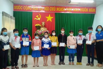 TRAO QUÀ TẾT CHO HS NGHÈO